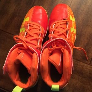 Youth Under Armour Baseball Cleats Size 6